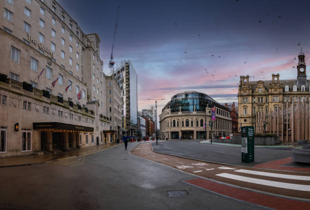 paisagem panorâmica da recém-remodelada praça da cidade no centro da cidade de leeds - leeds england leeds town hall yorkshire uk - fotografias e filmes do acervo