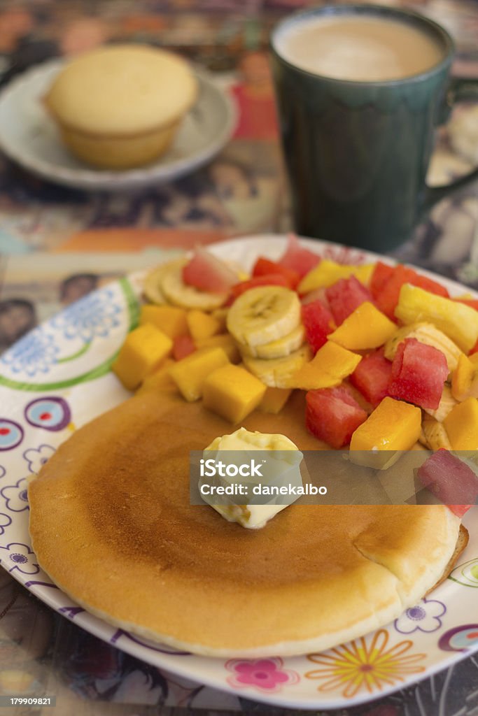 Pancake garnitures servis avec des fruits frais - Photo de Aliment libre de droits