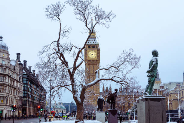 l'abbraccio d'inverno: nevicata a londra con l'iconico big ben - street london england city of westminster uk foto e immagini stock