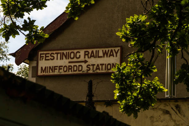 panneau indiquant la gare de minfford sur le mur de la gare de ffestiniog. - ffestiniog railway photos et images de collection