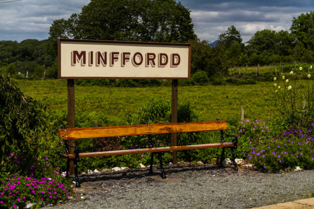 señal de la estación de tren de minfford en el ferrocarril ffestiniog con banco. - ffestiniog railway fotografías e imágenes de stock