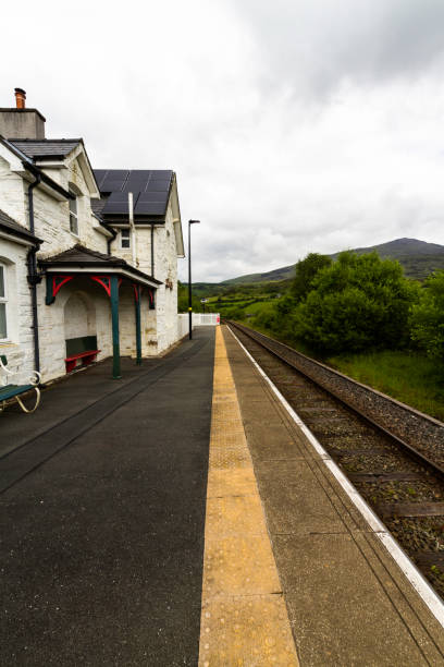 pont romain gare de pont rufineig, pays de galles, portrait, grand angle - ffestiniog railway photos et images de collection