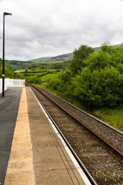 estación de ferrocarril del puente romano pont rufineig, gales, retrato - ffestiniog railway fotografías e imágenes de stock