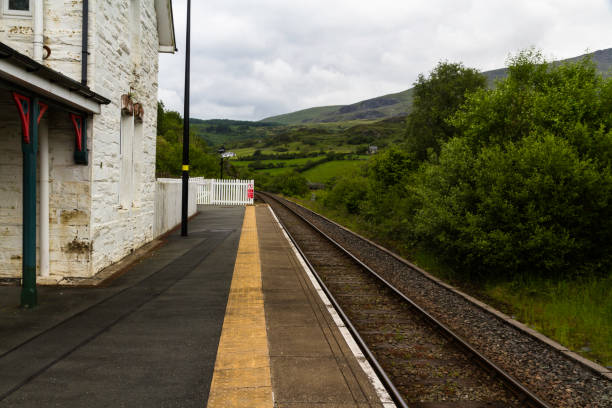 puente romano estación de ferrocarril pont rufineig, gales, paisaje - ffestiniog railway fotografías e imágenes de stock