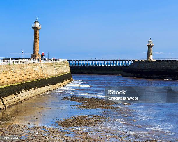 Photo libre de droit de Whitbyyorkshire En Angleterre Royaumeuni banque d'images et plus d'images libres de droit de Angleterre - Angleterre, Culture britannique, Cultures