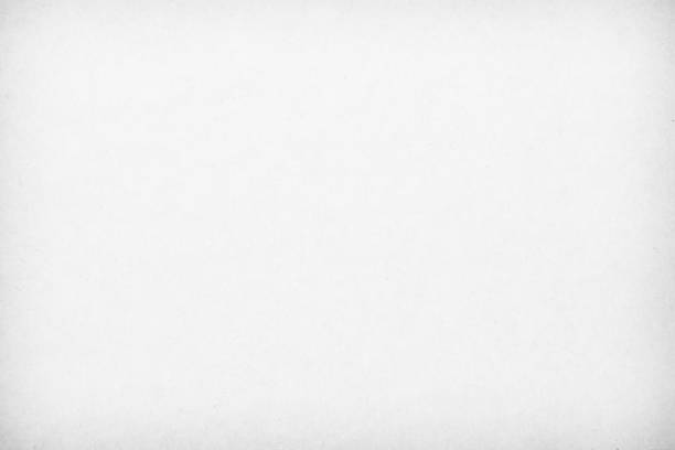 vintage-kraftpapiertextur: grunge-vignette der alten zeitung. abstraktes kunsthintergrunddesign mit kopierraum für text. weißes, glattes papierstrukturmuster, zerrissenes seitenblatt mit recyceltem material. - art fiber old page old paper stock-fotos und bilder