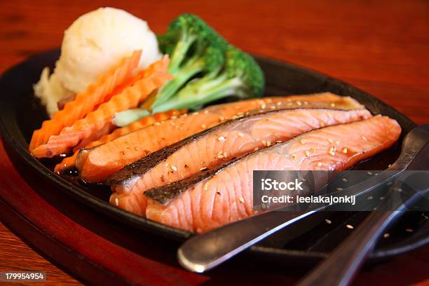 Salmon Steak Stockfoto und mehr Bilder von Erfrischung - Erfrischung, Essbare Verzierung, Essgeschirr