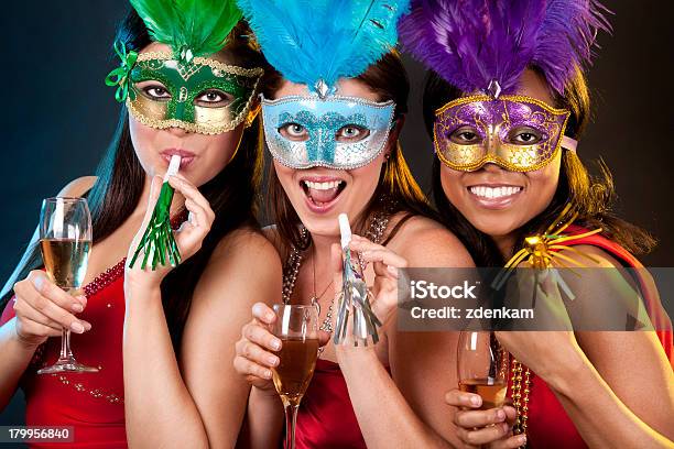 Gruppe Von Frauen Feiern Stockfoto und mehr Bilder von Maske - Maske, Nacht, Party