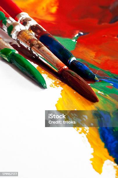 Farbe Farbe Und Pinsel Stockfoto und mehr Bilder von Acrylmalerei - Acrylmalerei, Ausbreiten, Bildender Künstler - Künstler