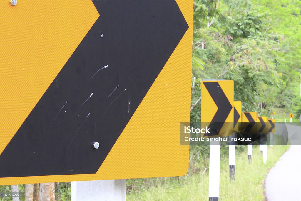 도로 표지판을 드라이버 대한 경고를 미리 데인저러스 곡선 - 로열티 프리 거리 스톡 사진