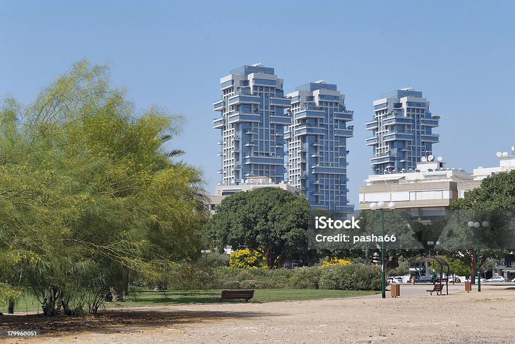 公園と近代的なビルの中央に、Tel Aviv - 青々としたのロイヤリティフリーストックフォト