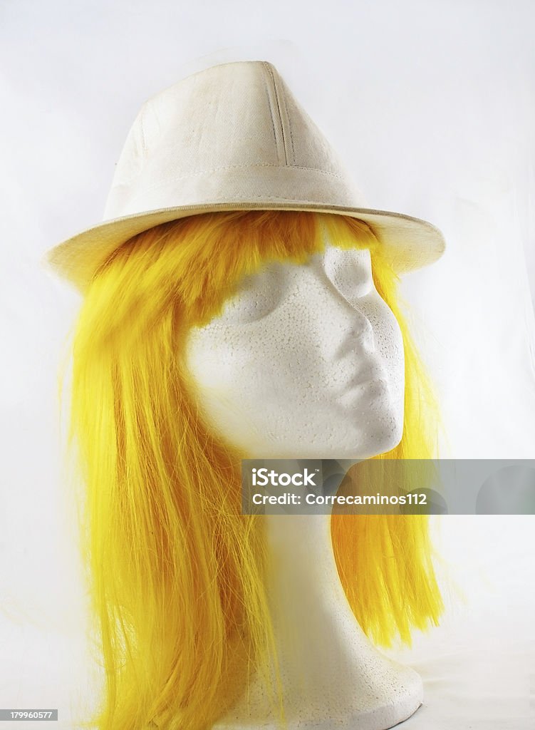 Modell des Polystyrol gelbe Perücke weißen Hut - Lizenzfrei Arbeitszimmer Stock-Foto