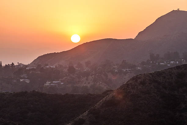 coucher de soleil dans les montagnes de hollywood - hollywood california skyline city of los angeles panoramic photos et images de collection