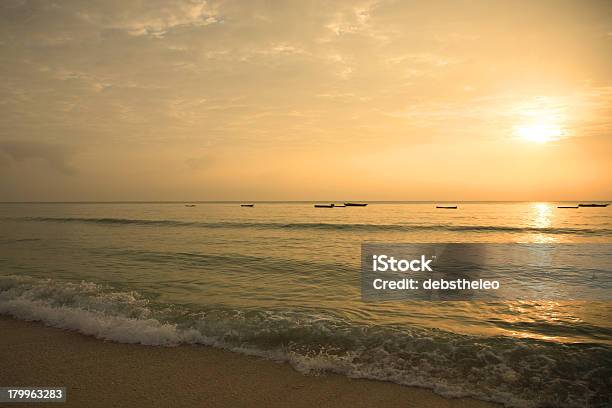 Photo libre de droit de Lever Du Soleil Sur Mombasa Beach banque d'images et plus d'images libres de droit de Afrique - Afrique, Bateau de pêche, Bateau à rames