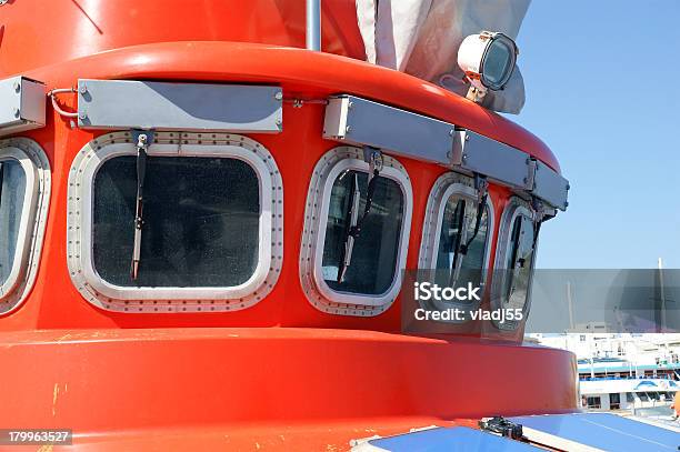 Foto de Vista Para A Ponte Em Capitão De Navio e mais fotos de stock de Animal - Animal, Barco de passageiros, Boia - Equipamento Marítimo de Segurança