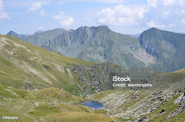 Monti Fagaras In Romania - Fotografie stock e altre immagini di Blu - Blu, Catena dei Carpazi, Cielo