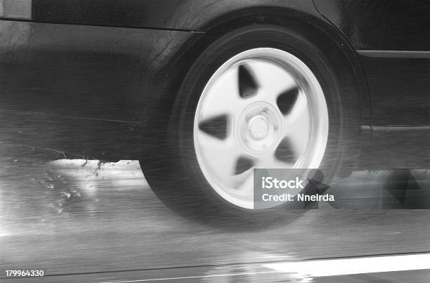 Foto de Esporte De Carros Dirigindo Rápido Em Um Dia Chuvoso e mais fotos de stock de Afinador de Pianos