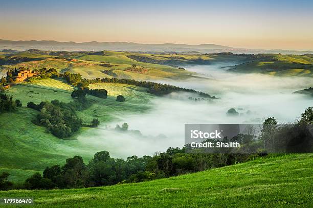 Valle Di Nebbia Al Mattino Toscana - Fotografie stock e altre immagini di Agricoltura - Agricoltura, Alba - Crepuscolo, Ambientazione esterna