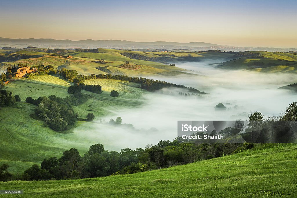 Vale de nevoeiro de manhã, Toscana - Foto de stock de Agricultura royalty-free