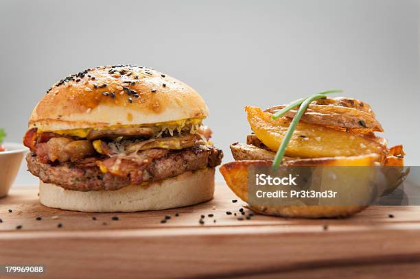 Hamburger Di Manzo Con Patate Fritte - Fotografie stock e altre immagini di Alimentazione non salutare - Alimentazione non salutare, Alla griglia, Carne