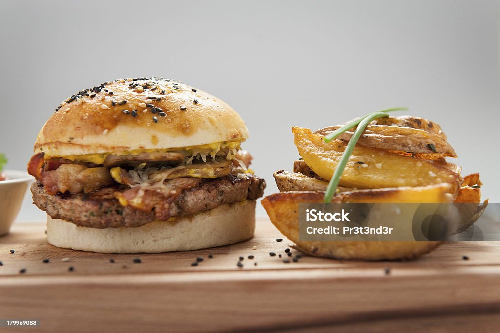 Гамбургер с жареным картофелем - �Стоковые фото Американская культура роялти-фри