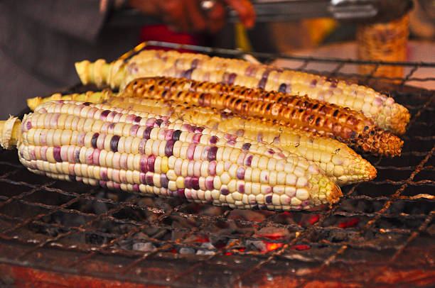 grillowany corns (tajski "s deser) w ayutthaya w tajlandii - corn on the cobb zdjęcia i obrazy z banku zdjęć