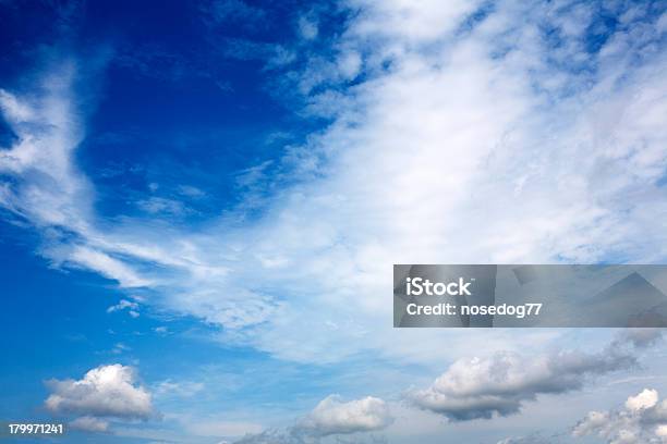 Sky Foto de stock y más banco de imágenes de Aire libre - Aire libre, Azul, Belleza de la naturaleza