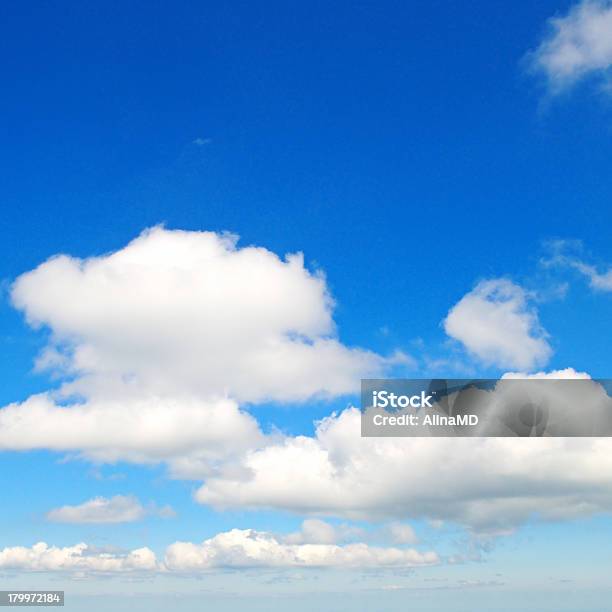 Облака В Синее Небо — стоковые фотографии и другие картинки Абстрактный - Абстрактный, Без людей, Белый