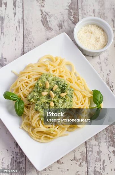 Esparguete Com Manjericão Pesto - Fotografias de stock e mais imagens de Alho - Alho, Alimentação Saudável, Branco