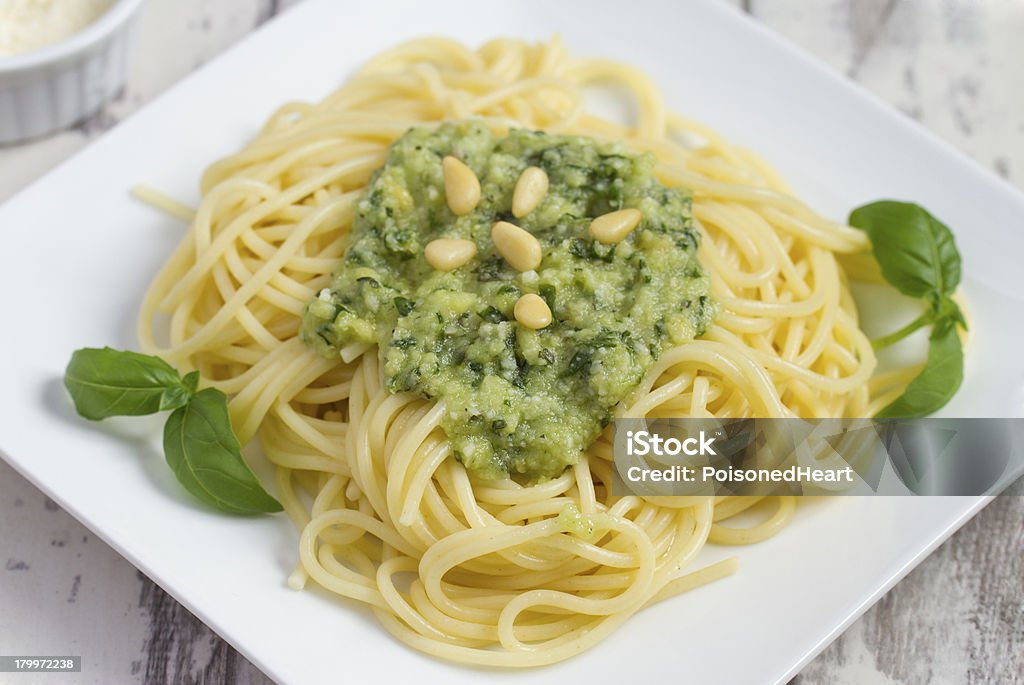 Spaghetti con albahaca pesto - Foto de stock de Ajo libre de derechos