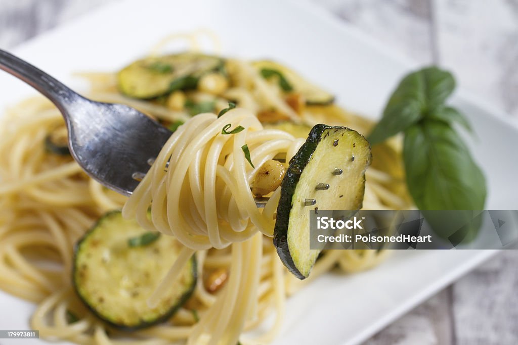 Spaghetti con zucchine e pinoli - Foto stock royalty-free di Arrosto - Cibo cotto