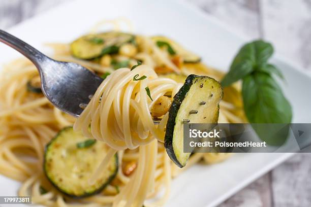 Spaghetti Con Zucchine E Pinoli - Fotografie stock e altre immagini di Arrosto - Cibo cotto - Arrosto - Cibo cotto, Basilico, Bianco