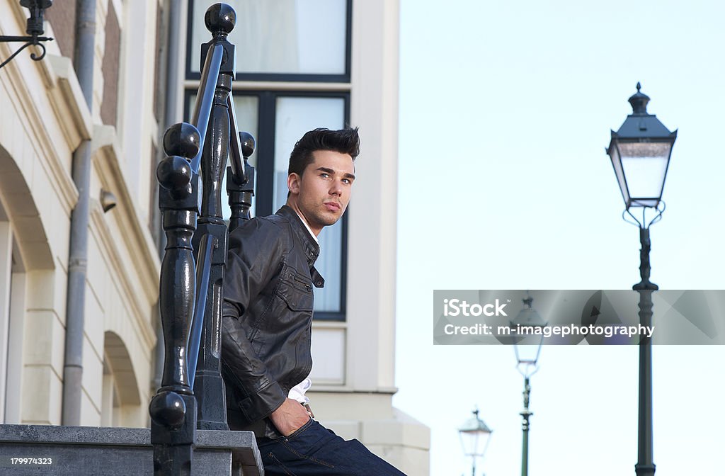 Retrato de un hombre joven atractiva chaqueta de cuero negro - Foto de stock de 20 a 29 años libre de derechos