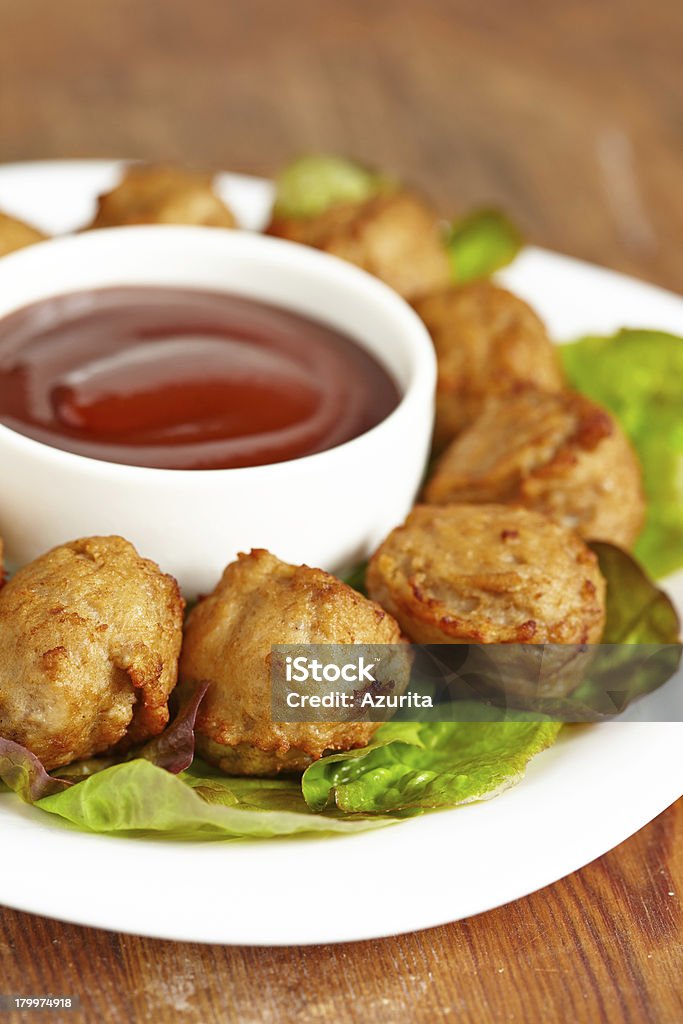 Polpette di antipasti con una salsa - Foto stock royalty-free di Alla griglia