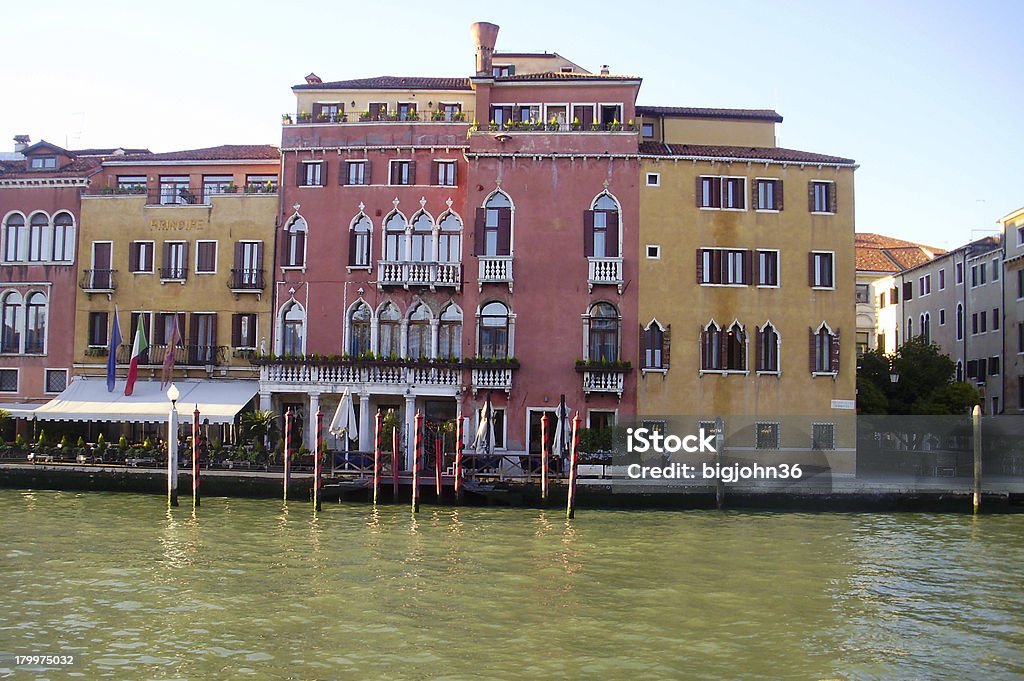 Os edifícios coloridos ao longo da Grand Canal em Veneza, Itália. - Foto de stock de Canal royalty-free