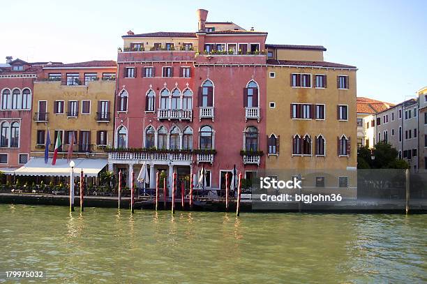 Foto de Os Edifícios Coloridos Ao Longo Da Grand Canal Em Veneza Itália e mais fotos de stock de Canal