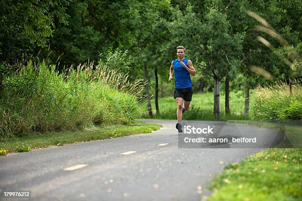 Jovem Jogging - Fotografias de stock e mais imagens de A caminho - A caminho, Adulto, Ao Ar Livre