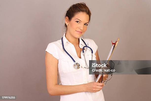 笑顔の女性医師に聴診器 - 1人のストックフォトや画像を多数ご用意 - 1人, めがね, カメラ目線