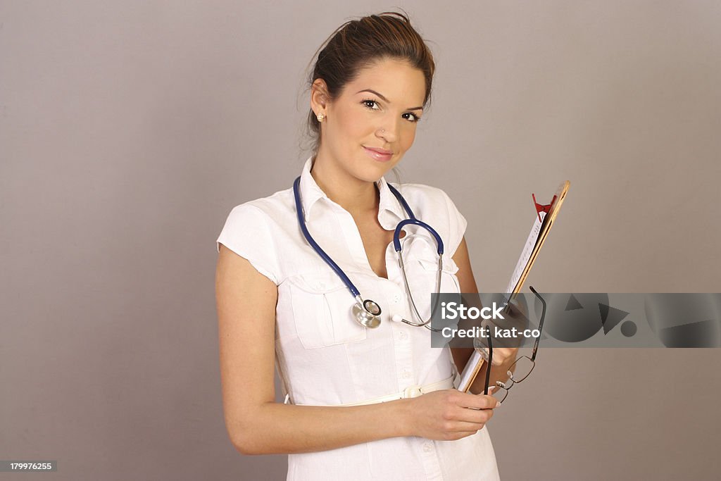 Médico feminino sorridente com Estetoscópio - Foto de stock de Adulto royalty-free