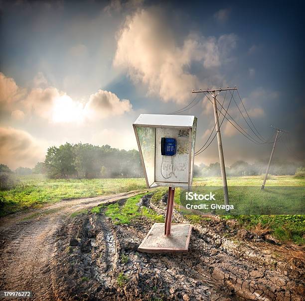 Foto de Antigo Telefone Público No Campo e mais fotos de stock de Abstrato - Abstrato, Antigo, Armação de Construção