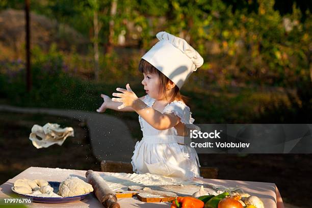 Pequeno Chef Torna A Massa - Fotografias de stock e mais imagens de Alho - Alho, Ao Ar Livre, Avental