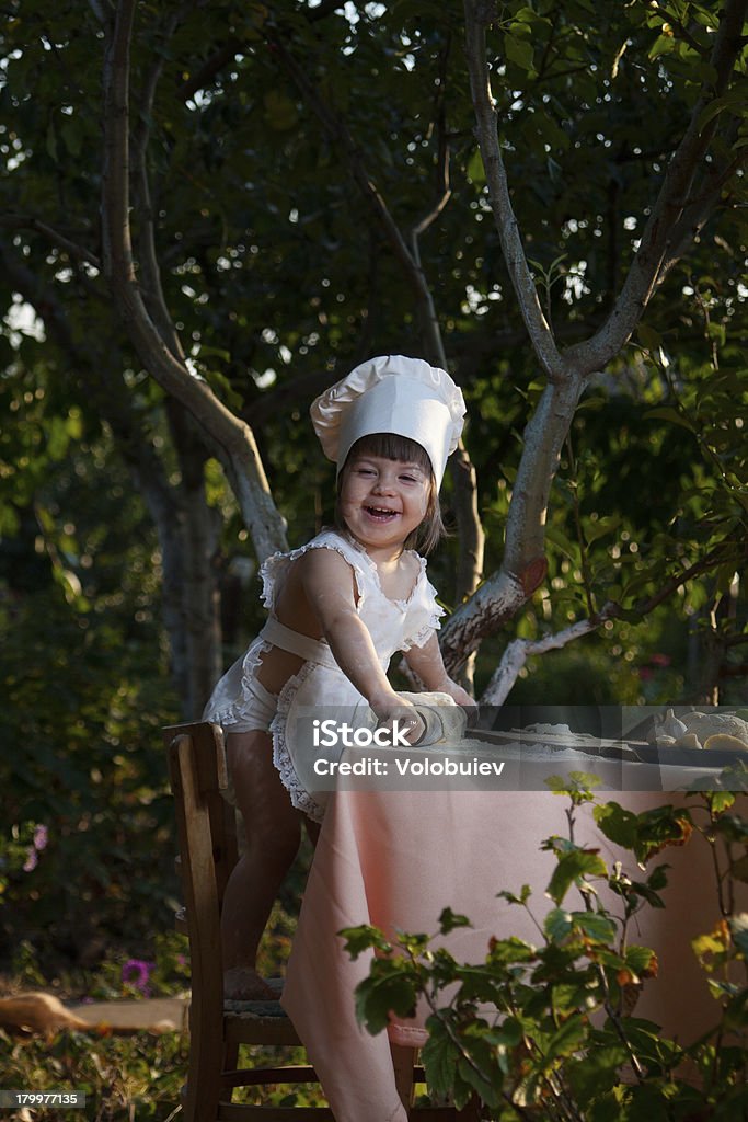 Little chef prépare la Pâte à pétrir - Photo de Ail - Légume à bulbe libre de droits