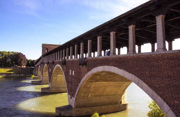 pavia, ponte coperto, in englisch'covered bridge'. - europe arch bridge stone bridge covered bridge stock-fotos und bilder