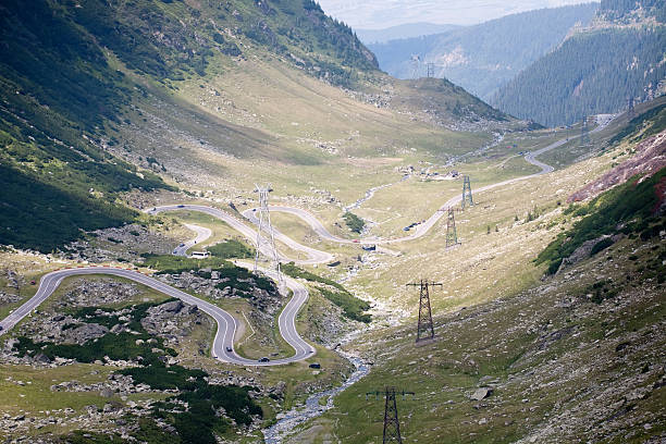 transfagarasan romeno highway - corner turn - fotografias e filmes do acervo