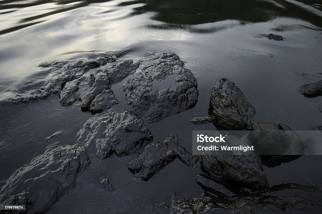 Сырой oil spill на Ao Prao Samet пляж на остров - Стоковые фото Береговая линия роялти-фри