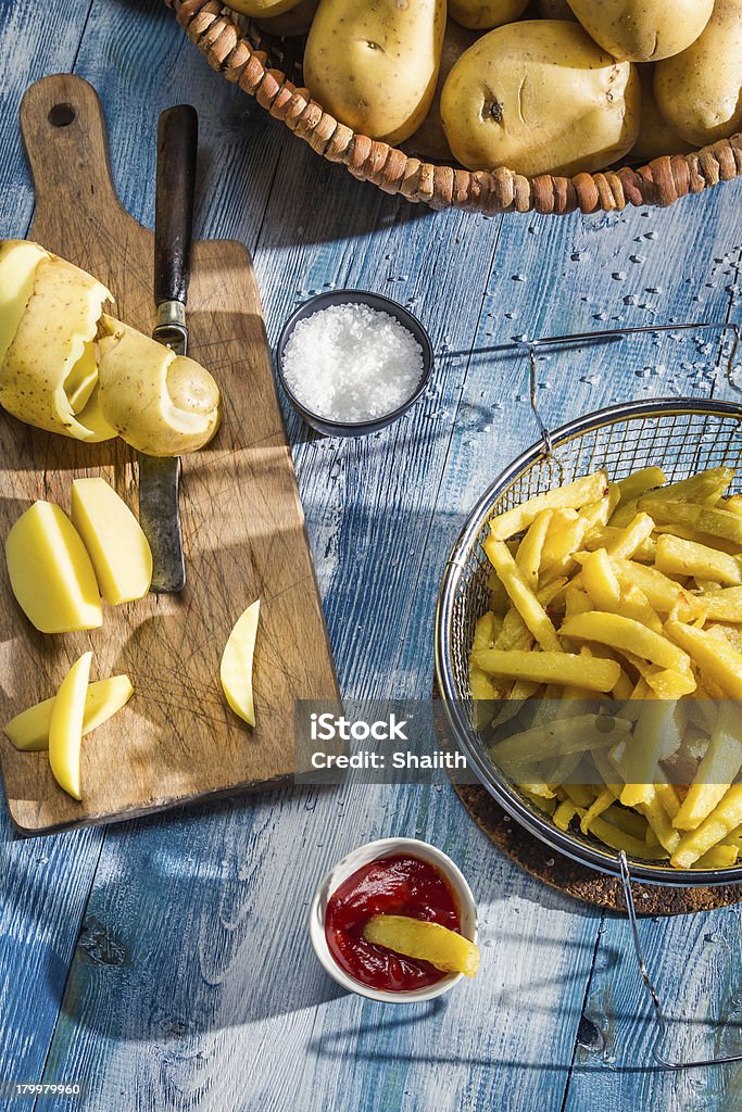 Frytki wykonane z ziemniaków na niebieski Tabela - Zbiór zdjęć royalty-free (Cholesterol)