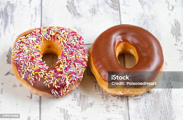 Dos Donuts Foto de stock y más banco de imágenes de Alimento - Alimento, Azúcar en polvo, Buñuelo en forma de rosca