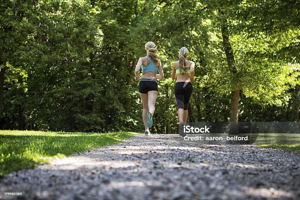 Mujer correr en camino de grava - Foto de stock de Actividad libre de derechos