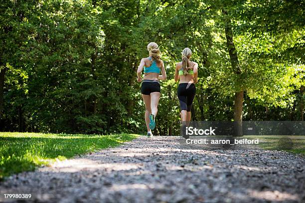 Mujer Correr En Camino De Grava Foto de stock y más banco de imágenes de Actividad - Actividad, Actividad física, Actividades y técnicas de relajación