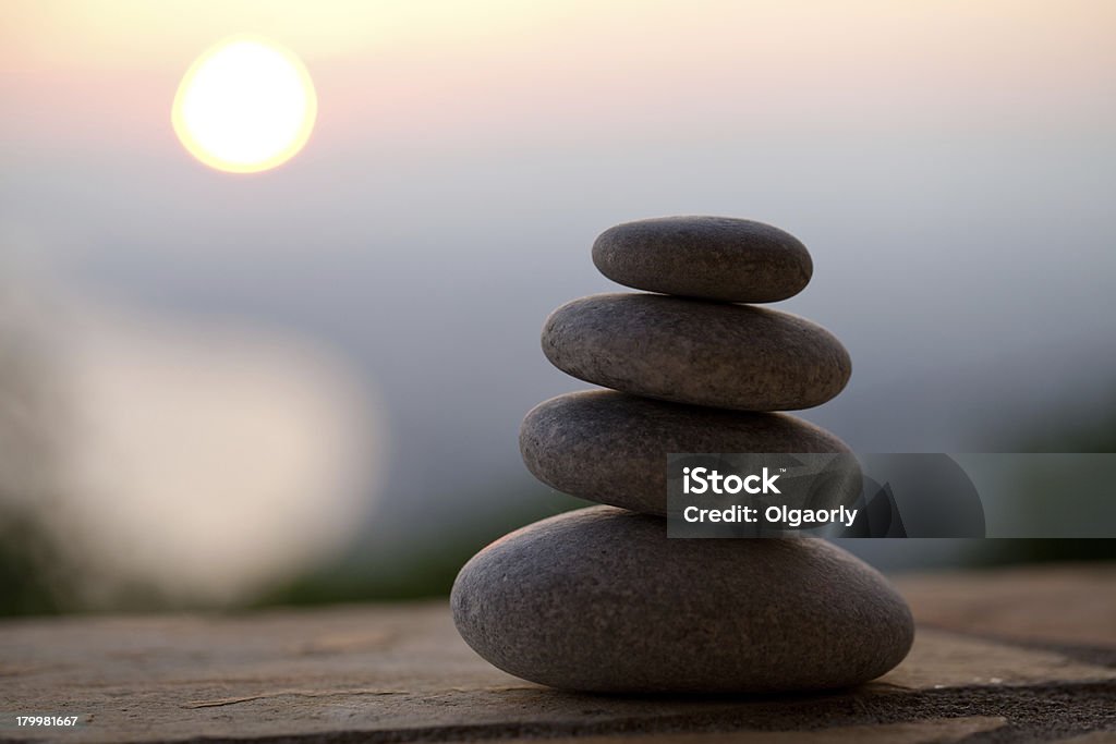 Pirámide de piedras - Foto de stock de Agua libre de derechos